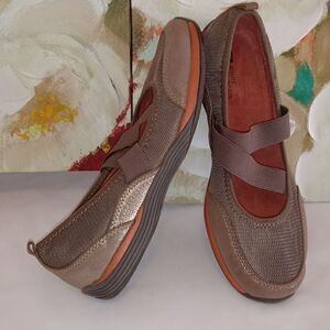 White Mountain Olive Fabric Elastic Straps upper walking shoes
